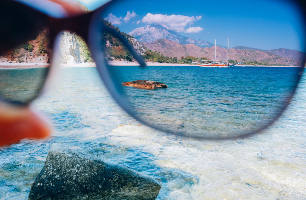 Point of view of a person looking at the sea through a pair of polarized sunglasses
